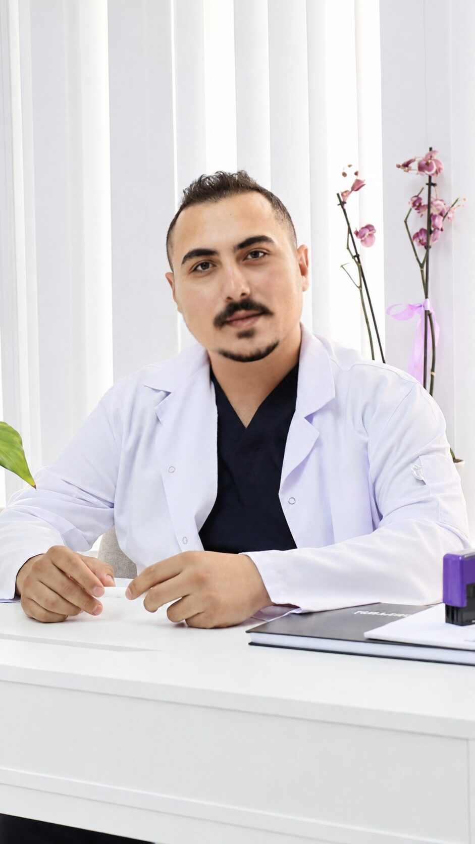 Zahnarzt von Flymedica am Schreibtisch in der Praxis