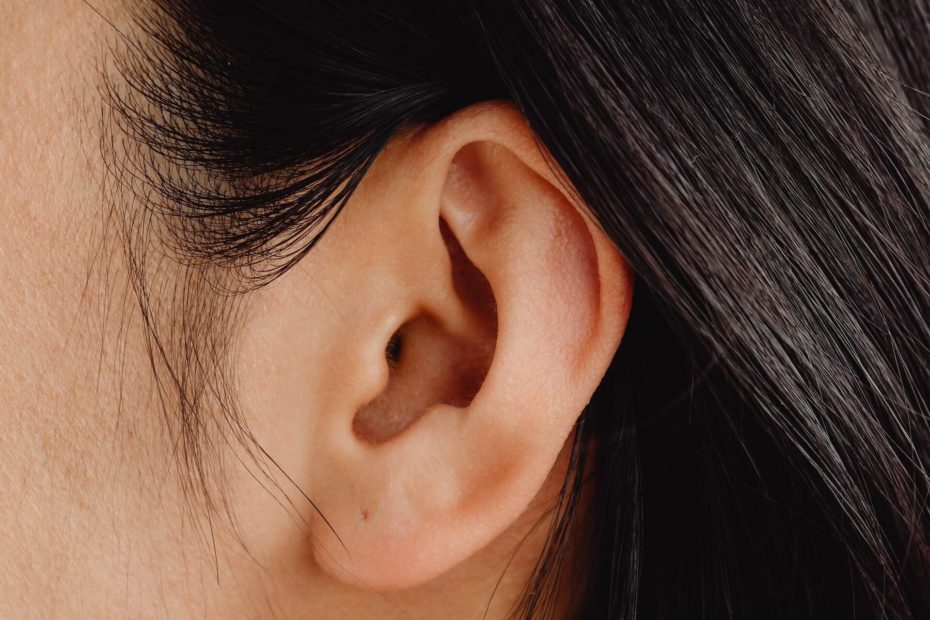 Korekta odstających uszu – jak wygląda ich plastyka i dlaczego warto zdecydować się na tę operację?