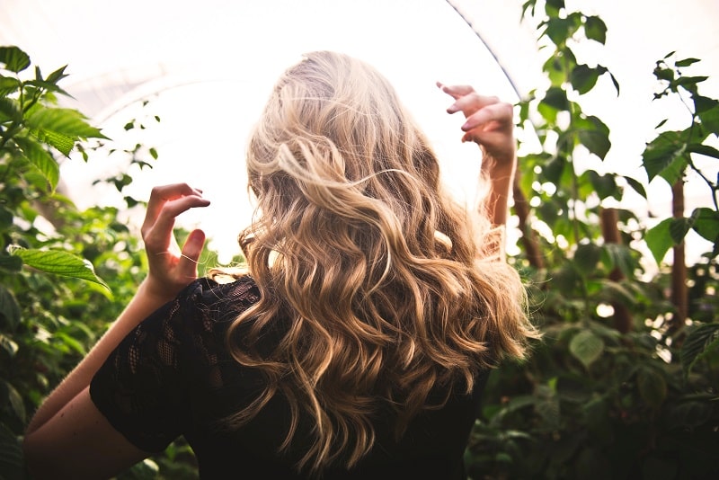 Łysienie u kobiet: przyczyny, objawy i skuteczne leczenie wypadania włosów
