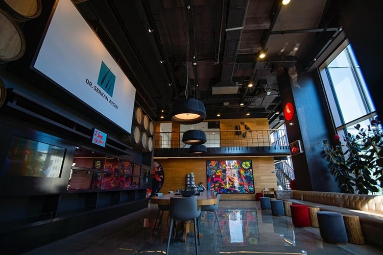 Przestronne i nowoczesne wnętrze kliniki Dr Serkan Aygin w Turcji z częścią recepcyjną i strefą wypoczynku